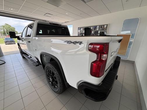 Summit White 2026 Chevrolet Silverado 2500 Custom