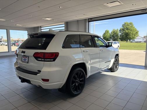 Bright White Clearcoat 2017 Jeep Grand Cherokee Altitude