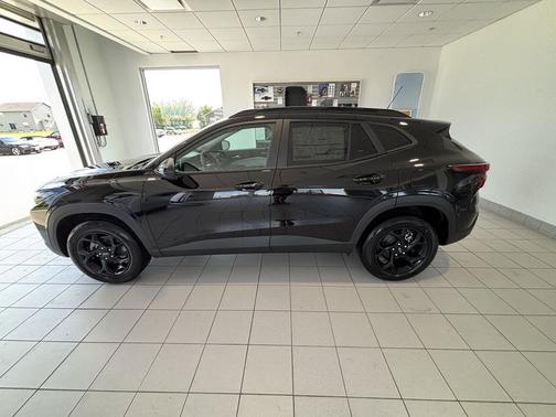 Mosaic Black Metallic 2026 Chevrolet Trax LT