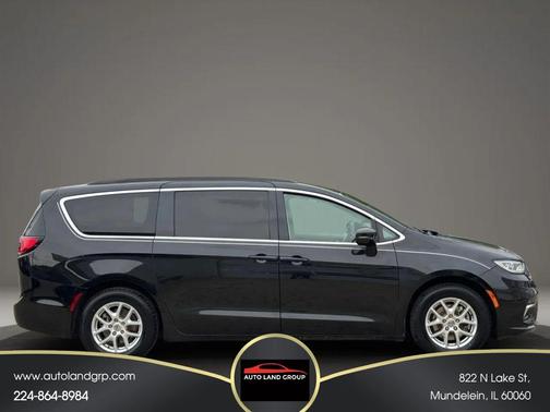 Brilliant Black Crystal Pearlcoat 2022 Chrysler Pacifica Touring L