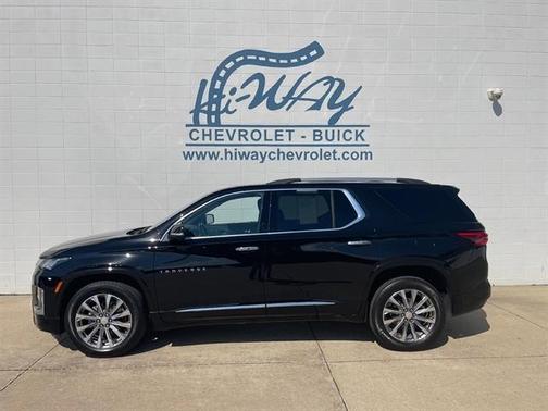 Photo 1 of 11 of 2022 Chevrolet Traverse Premier