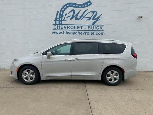 2017 Chrysler Pacifica Touring-L Plus