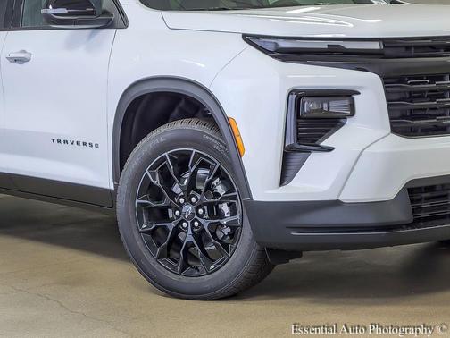 Summit White 2026 Chevrolet Traverse LT