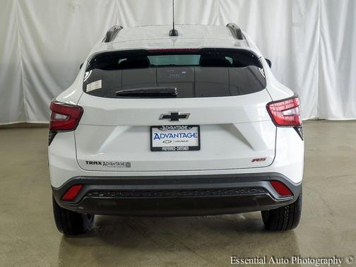 Summit White 2026 Chevrolet Trax FWD 2RS