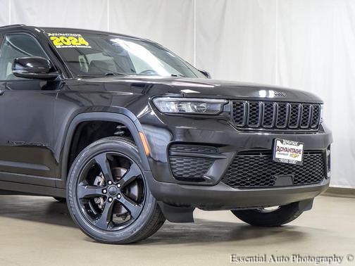 Diamond Black Crystal Pearlcoat 2024 Jeep Grand Cherokee Altitude
