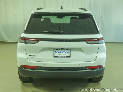 Bright White Clearcoat 2022 Jeep Grand Cherokee Altitude