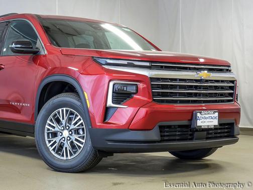 Radiant Red Tintcoat 2026 Chevrolet Traverse LT