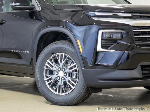 Mosaic Black Metallic 2026 Chevrolet Traverse LT