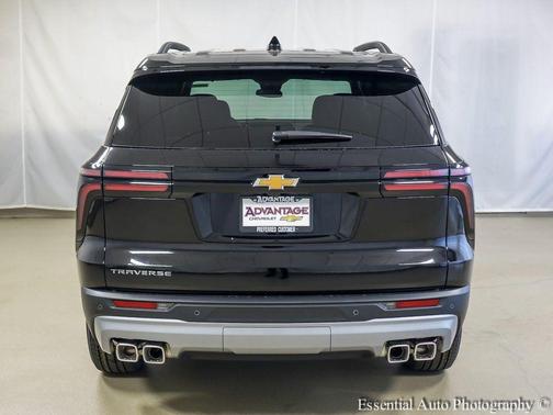 Mosaic Black Metallic 2026 Chevrolet Traverse LT