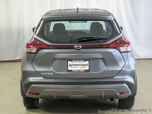 Gun Metallic 2024 Nissan Kicks S