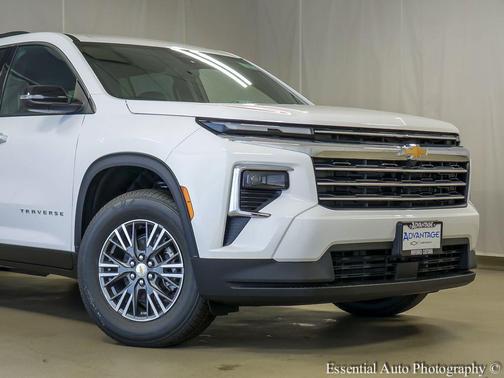 Summit White 2026 Chevrolet Traverse LT