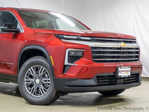 Radiant Red Tintcoat 2026 Chevrolet Traverse LT