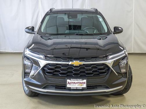 Mosaic Black Metallic 2025 Chevrolet Trax LT