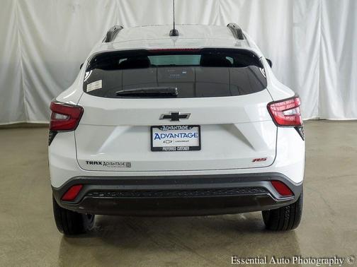 Summit White 2026 Chevrolet Trax FWD 2RS