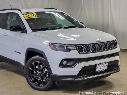 Bright White Clearcoat 2025 Jeep Compass Latitude
