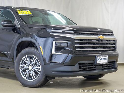 Mosaic Black Metallic 2025 Chevrolet Traverse LT