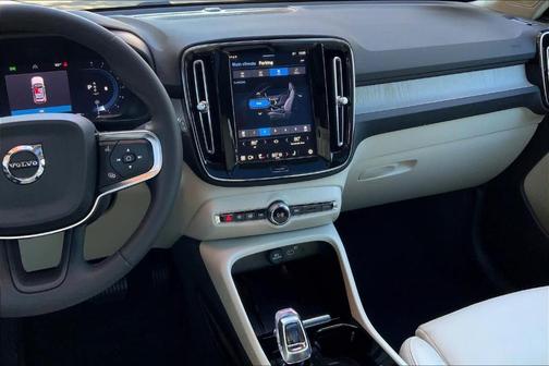 2024 Volvo XC40 B5 Plus Bright Theme