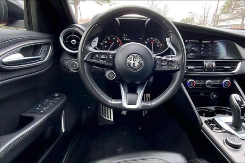 Rosso 2022 Alfa Romeo Giulia Veloce