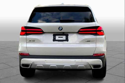Mineral White Metallic 2026 BMW X5 xDrive40i