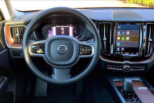 2023 Volvo XC60 Recharge Plug-In Hybrid T8 Plus Dark Theme