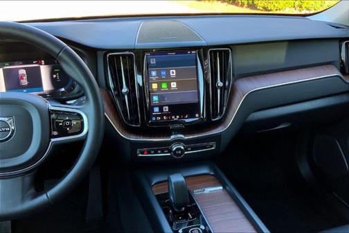 2023 Volvo XC60 Recharge Plug-In Hybrid T8 Plus Dark Theme