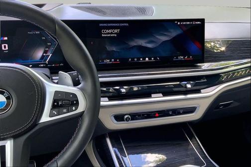Mineral White Metallic 2025 BMW X7 M60i