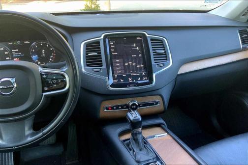 2022 Volvo XC90 T6 Momentum 7 Passenger