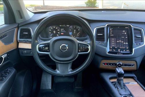 2022 Volvo XC90 T6 Momentum 7 Passenger