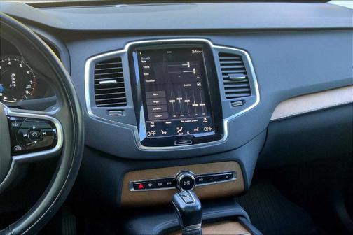 2022 Volvo XC90 T6 Momentum 7 Passenger