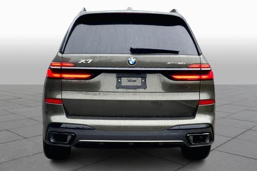 Manhattan Green Metallic 2026 BMW X7 xDrive40i