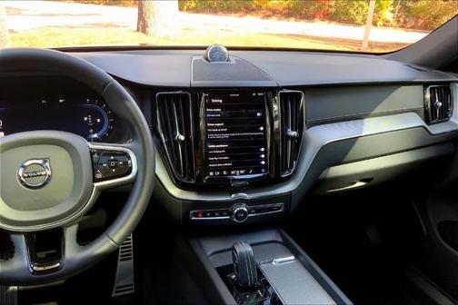 2022 Volvo XC60 B5 R-Design
