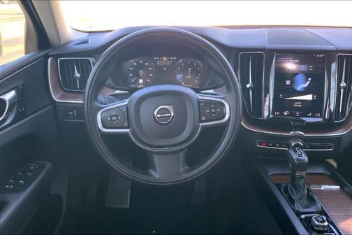 2021 Volvo XC60 T5 Momentum