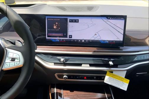 Mineral White Metallic 2027 BMW X7 xDrive40i