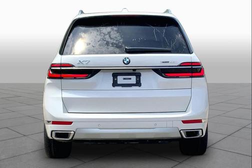Mineral White Metallic 2027 BMW X7 xDrive40i