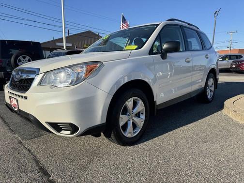 Crystal White Pearl 2016 Subaru Forester 2.5i
