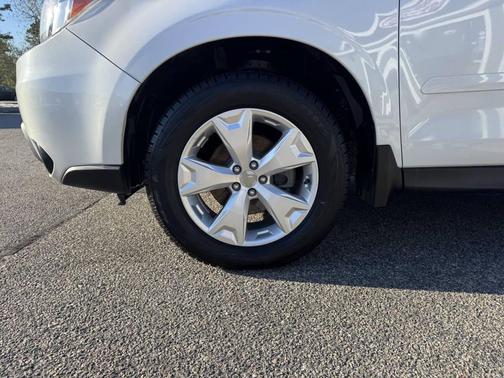 Crystal White Pearl 2016 Subaru Forester 2.5i