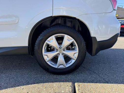 Crystal White Pearl 2016 Subaru Forester 2.5i