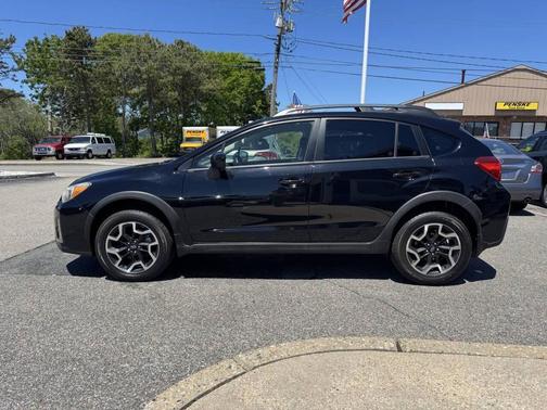 Crystal White Pearl 2017 Subaru Crosstrek 2.0i Premium