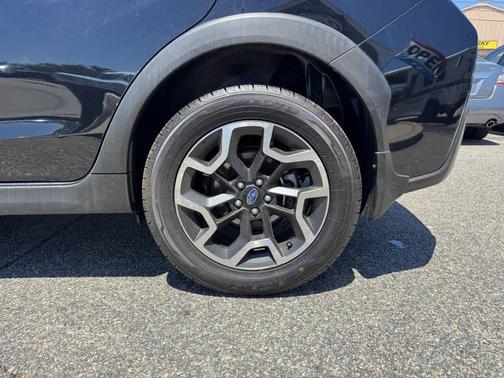 Crystal White Pearl 2017 Subaru Crosstrek 2.0i Premium