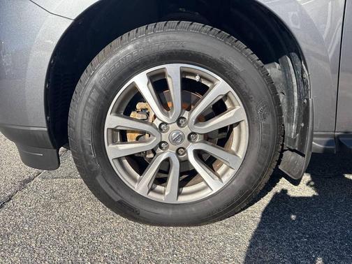 2016 Nissan Pathfinder SV