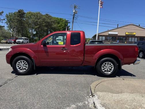 Red 2014 Nissan Frontier SV