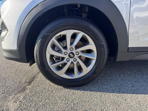 Molten Silver 2018 Hyundai TUCSON SE
