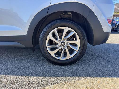 Molten Silver 2018 Hyundai TUCSON SE