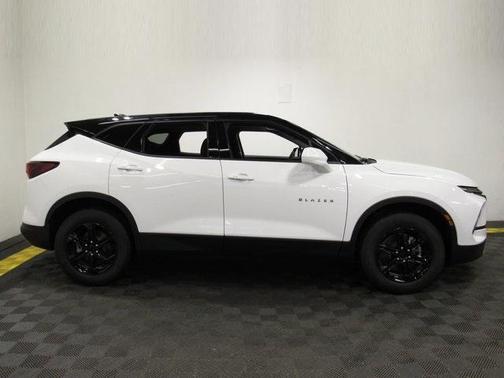 Photo 3 of 21 of 2023 Chevrolet Blazer 2LT