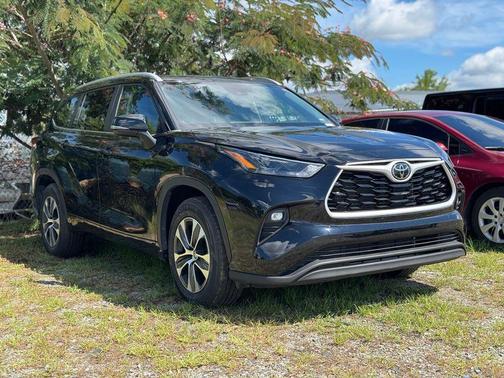 Midnight Black Metallic 2024 Toyota Highlander XLE