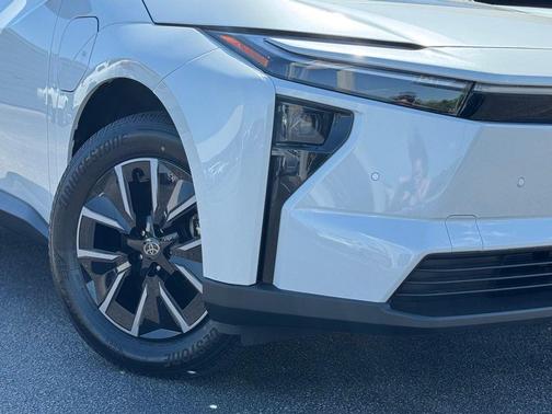 Wind Chill Pearl 2026 Toyota bZ XLE Plus