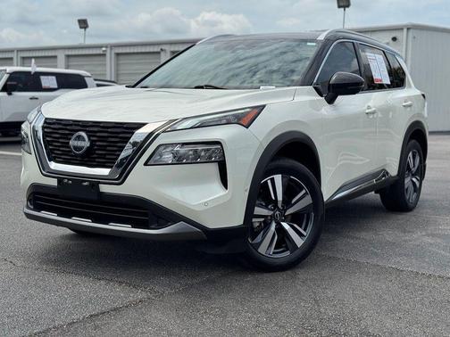 Pearl White Tricoat/Super Black 2023 Nissan Rogue SL