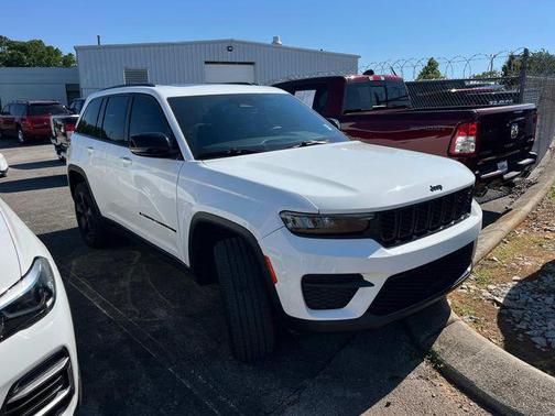 Bright White Clearcoat 2023 Jeep Grand Cherokee Altitude