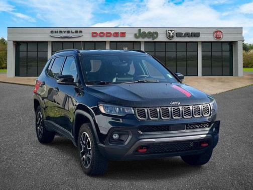 Diamond Black Crystal Pearlcoat 2024 Jeep Compass Trailhawk