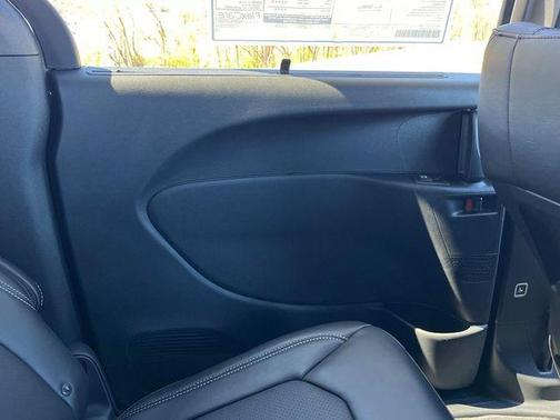 Diamond Black Crystal Pearlcoat 2026 Chrysler Pacifica L